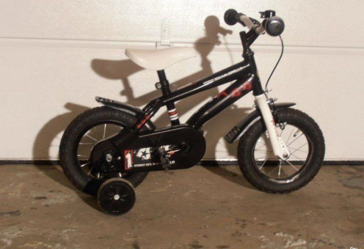 12" barncykel med stodhjul i fint skick